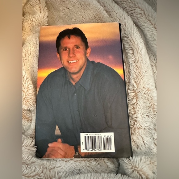 Nicholas Sparks 'The Guardian' Book (Hardcover) - Picture 4 of 4